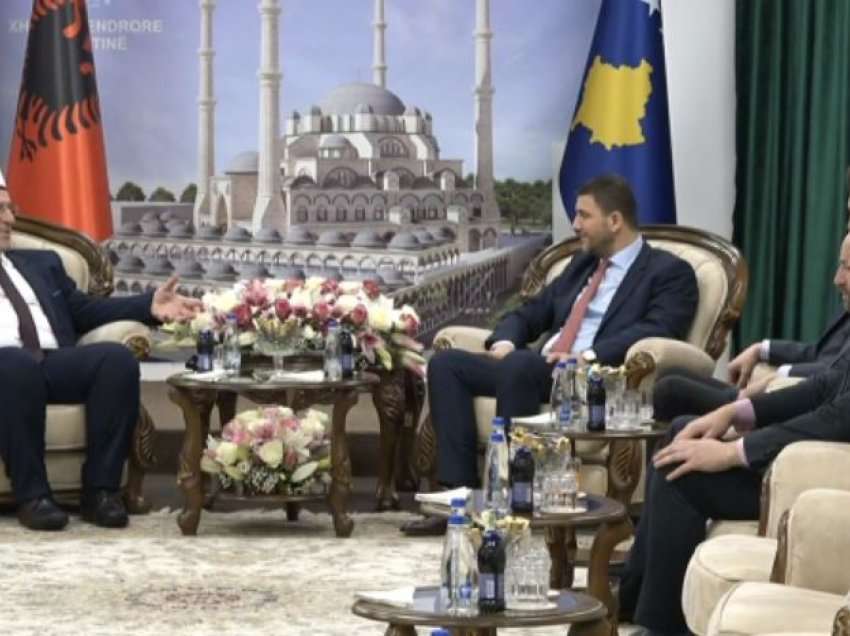 Krasniqi viziton Bashkësinë Islame të Kosovës, uron Fitër Bajramin