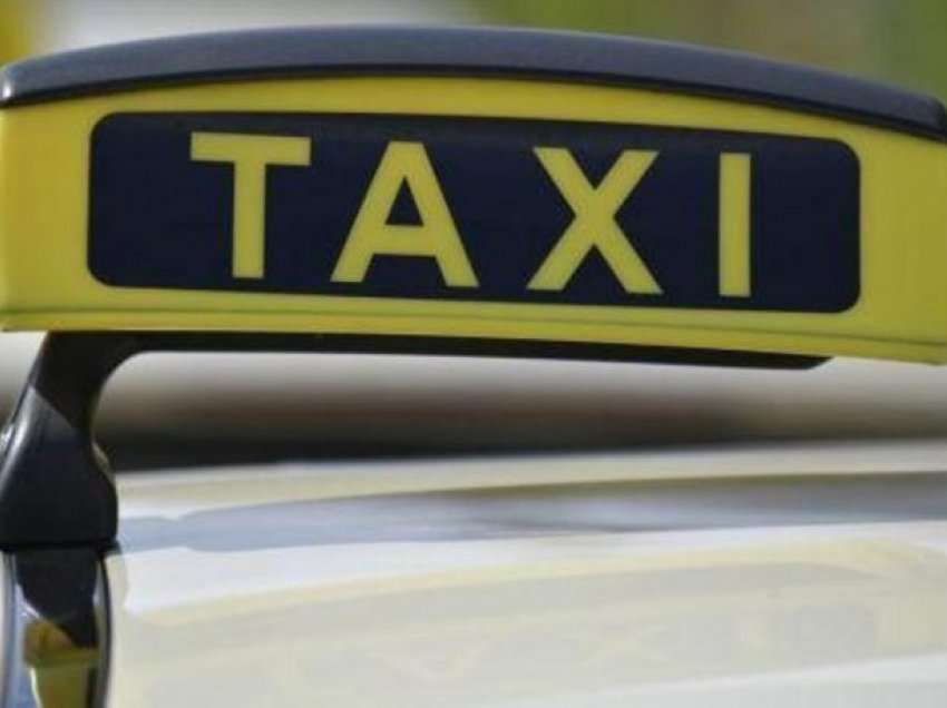 Tre persona hipën në taksi dhe nën kërcënimin e armës i vjedhin taksistit para dhe telefona