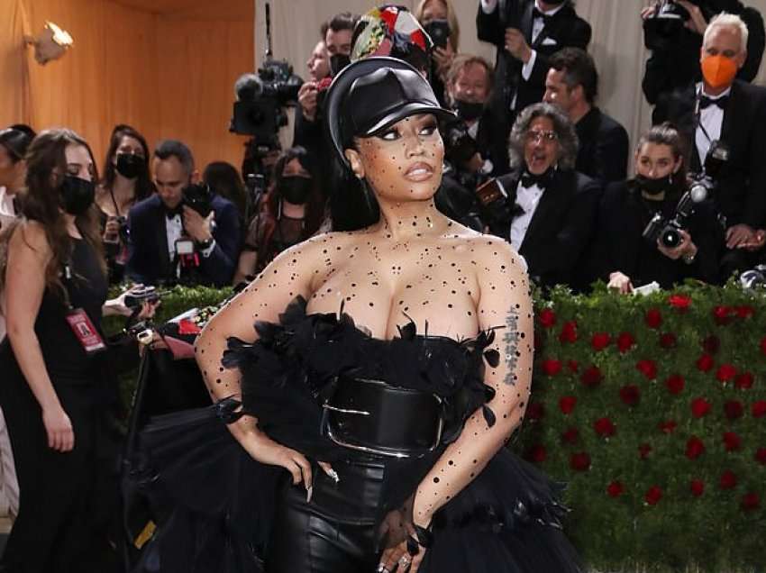 Nicki Minaj shkëlqen në dukjen me dekolte të hapur në “Met Gala 2022” 