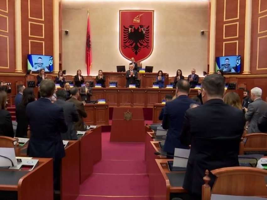 Deputetët duatrokasin fuqishëm e fjalimin e Zelenskyt në Kuvendin e Shqipërisë