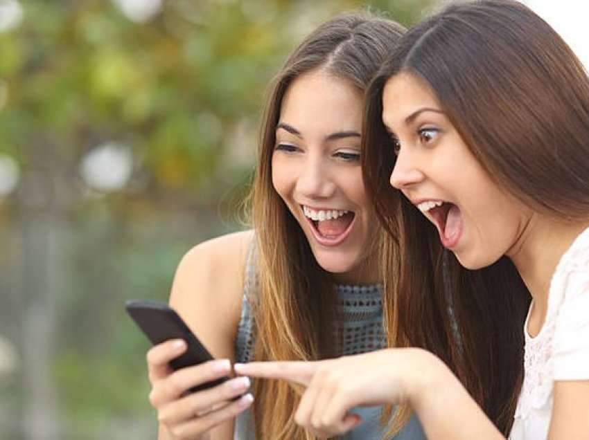 Zbuloni çfarë tregon për ju e qeshura që përdorni me miqtë në rrjetet sociale