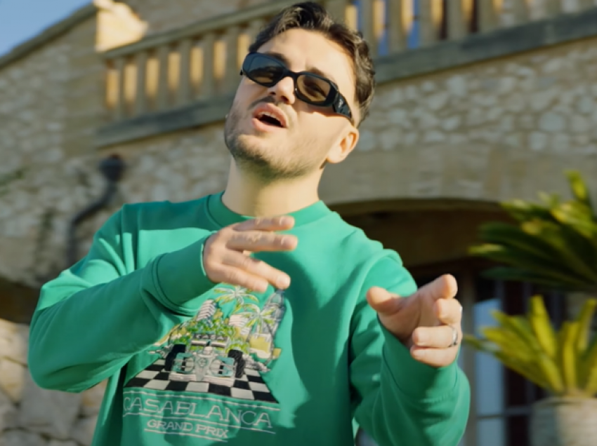 Ardian Bujupi publikon këngën e re “Lotto”