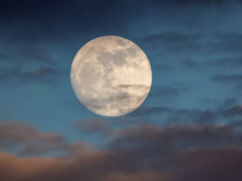 Pse dy anët e Hënës janë kaq të ndryshme nga njëra-tjetra?