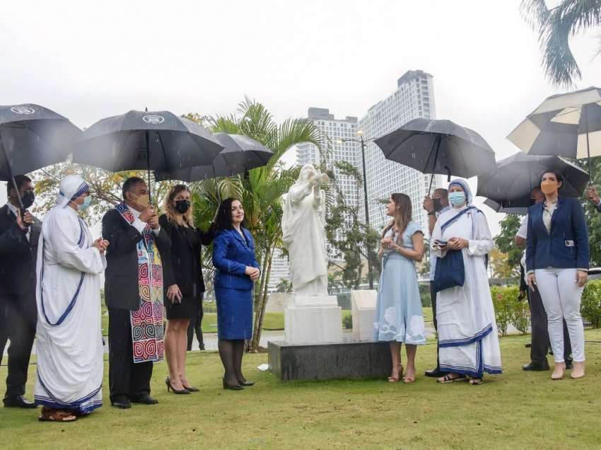Panamaja inauguroi shtatoren e Nënë Terezës në 25-vjetorin e shkuarjes së saj në amshim 