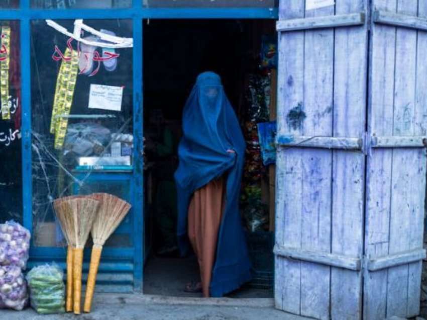 Talibanët urdhërojnë të gjitha gratë në Afganistan që të veshin burkën në publik