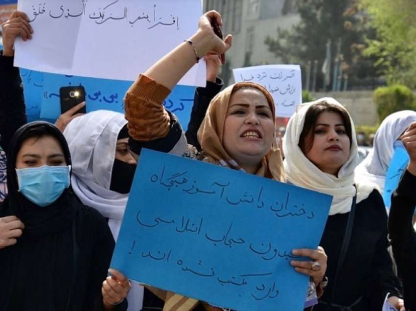 Talibanët e bëjnë obliguese mbulesën për gratë