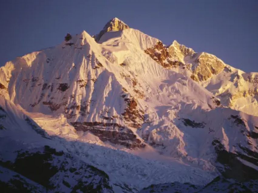 Alpinisti vdes pak para se të arrijë majën e tretë më të lartë të botës në Himalaje