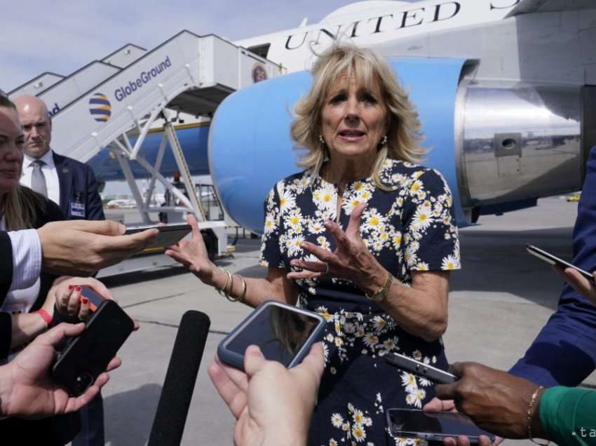 Zonja e Parë e SHBA-së Jill Biden mbërrin në aeroportin e Sllovakisë