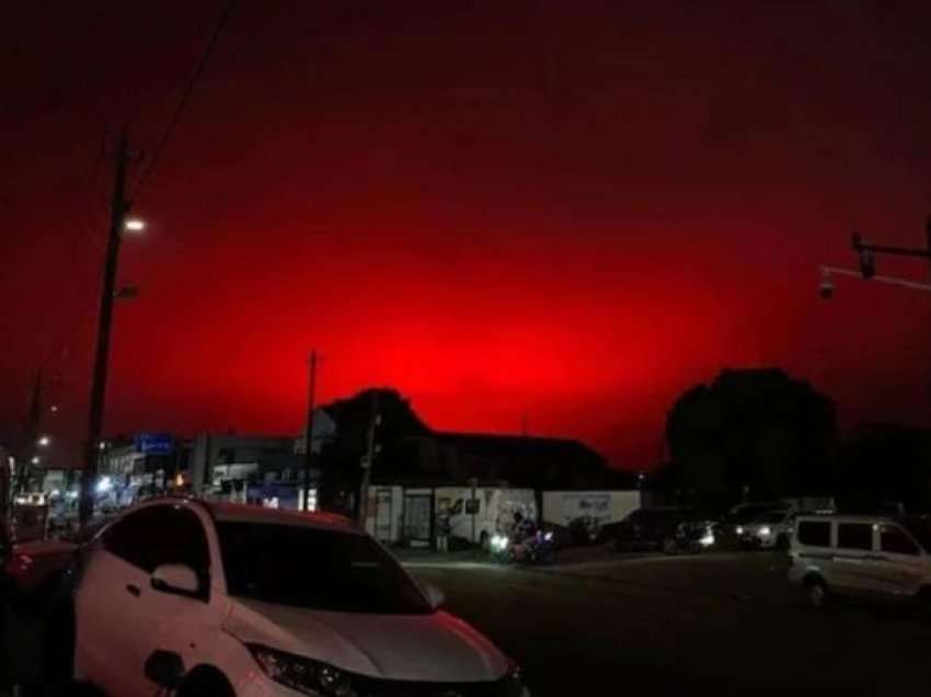 Qielli mbi Kinë bëhet i kuq, qytetarët të shqetësuar për zjarr masiv
