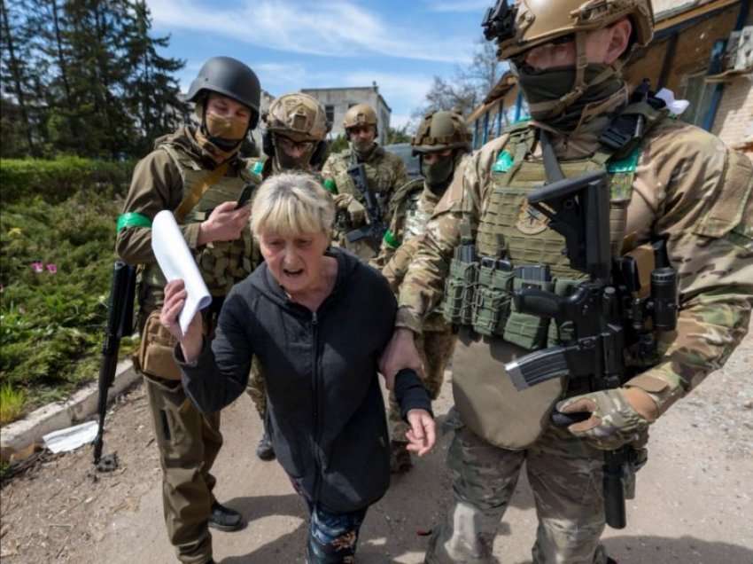 Tradhtarja në fshat/ Pamje nga momenti dramatik kur forcat speciale arrestojnë një grua ukrainase të akuzuar se ndihmoi pushtuesit rusë