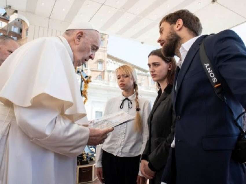 ​Papa takon gratë e luftëtarëve që po e mbrojnë Azovstalin