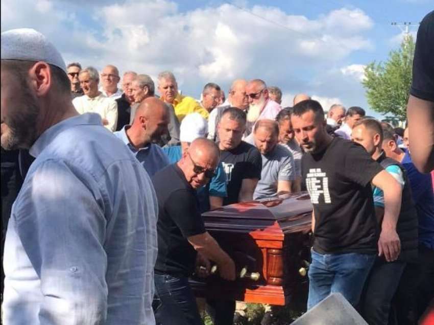 Momente nga varrimi i legjendës Xhevdet Peci