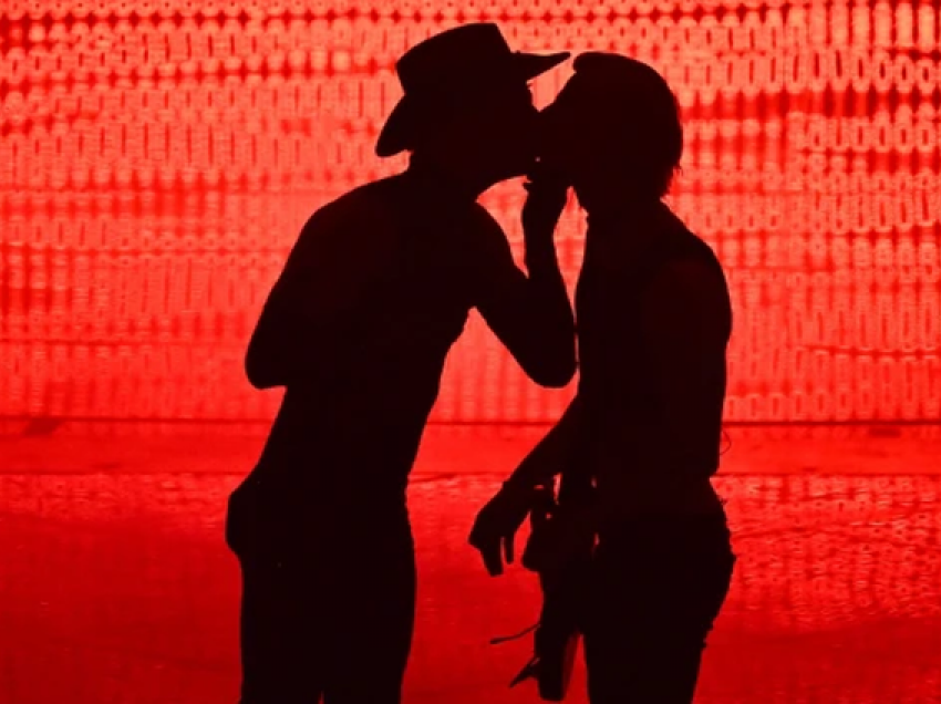 Puthja e parë homoseksuale në Eurovision, rrjeti shpërthen për ngjarjen ‘historike’