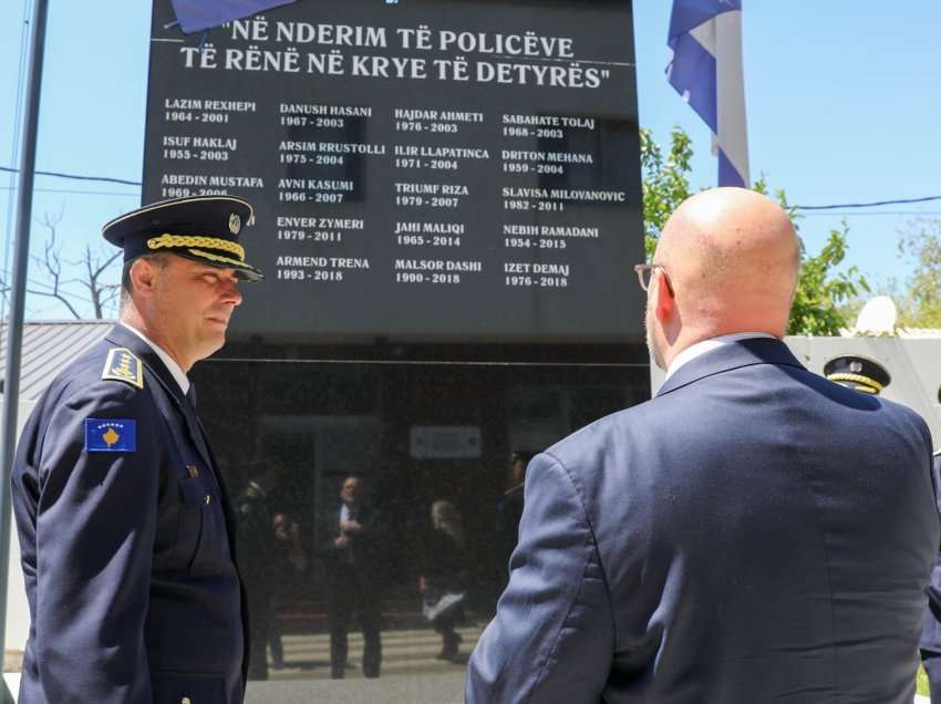 Hovenier nderon policët e Kosovës që humbën jetën gjatë detyrës