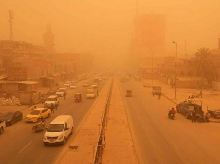 I tërë vendi merr ngjyrë portokalli, stuhia e rërës godet Irakun – autoritetet mbyllin shkollat e aeroportet