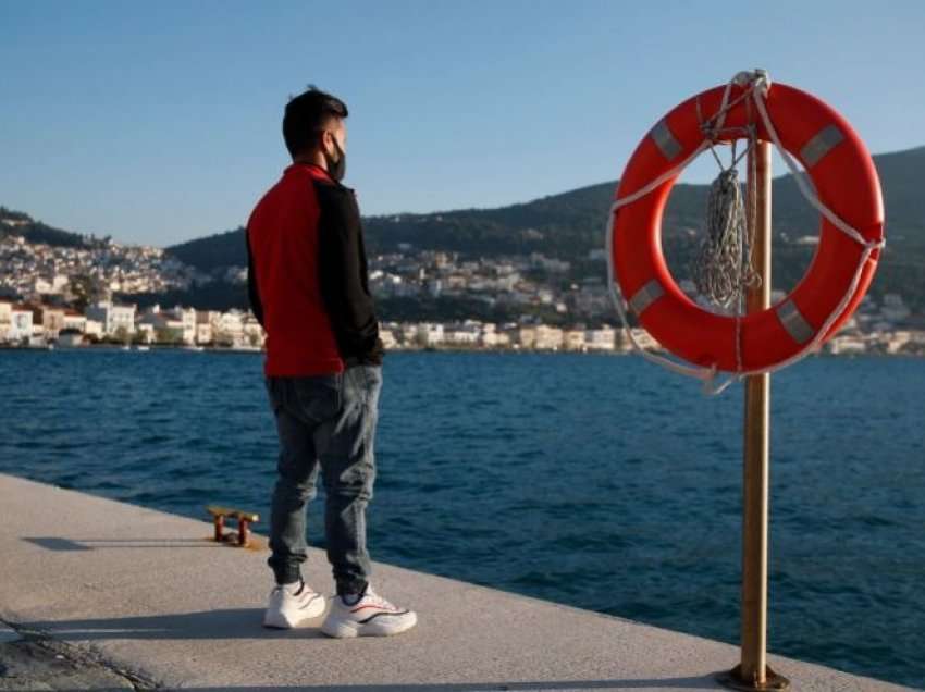 Babai azilkërkues përballet me 10 vjet burg në Greqi për vdekjen e të birit