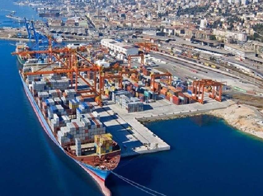 Dolën në det pa njoftuar kapitenerinë, bllokohet peshkarexha me 80 mijë litra naftë kontrabandë në Durrës!