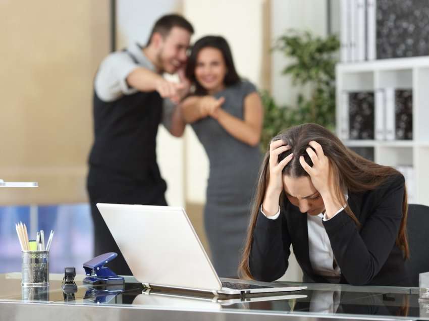 Bullizmi në vendin e punës: pse na ngacmojnë?