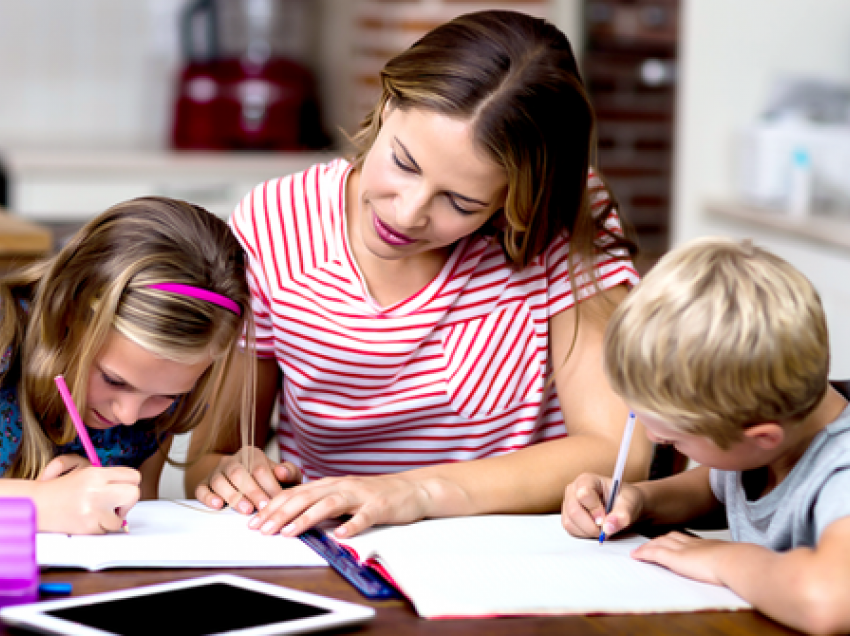 3 arsyet pse prindërit nuk duhet t’i ndihmojnë fëmijët me detyrat e shtëpisë