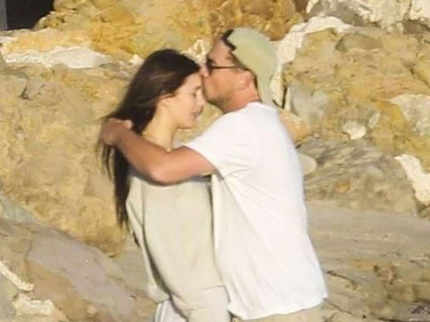 Leonardo DiCaprio shijon pushimet në Malibu teksa i dhuron një puthje në ballë partneres 23 vite më të re në moshë