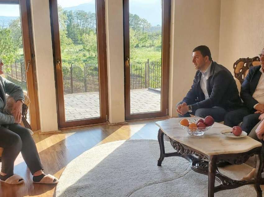 Krasniqi viziton familjet e Gucatit dhe Haradinajt: Aty gjetëm qëndrueshmërinë dhe krenarinë kombëtare