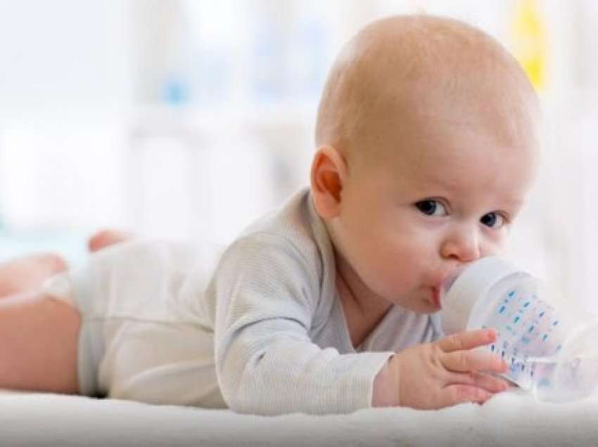 ​A mund të jetë uji i zakonshëm i rrezikshëm për foshnjat nën gjashtë muaj?