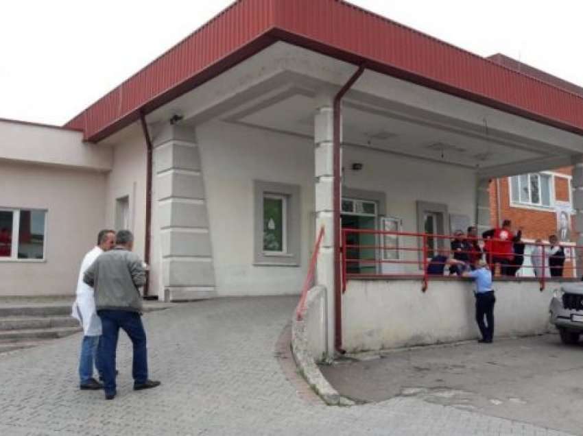 Helmohen dhjetëra nxënës në Mitrovicë, vjen reagimi i parë i drejtorit të Shëndetësisë