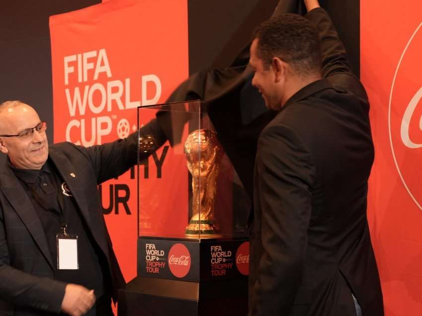 Trofeu i Kupës së Botës zbarkoi në Prishtinë, legjenda braziliane befasohet nga Kosova