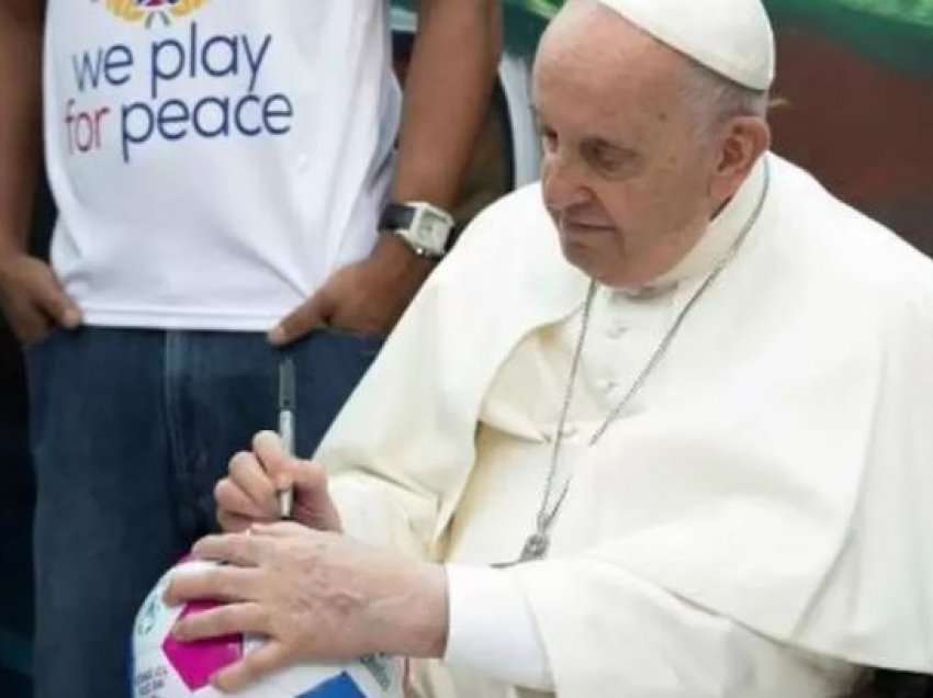 Papa bekon “topin e paqes”, miqësorja që mbledh yjet e futbollit botëror