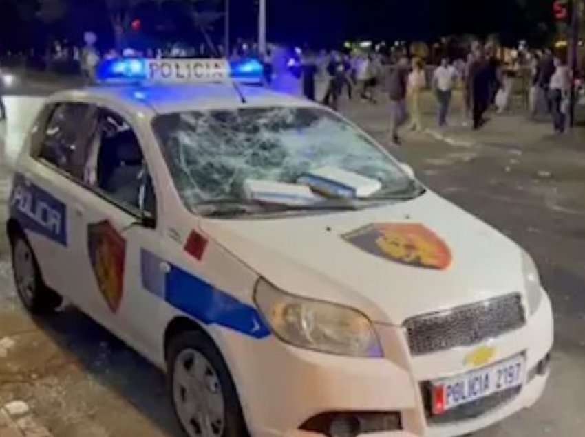 Huliganët “djegin” Tiranën/ 10 policë të plagosur, mbi 60 italianë dhe holandezë të ndaluar