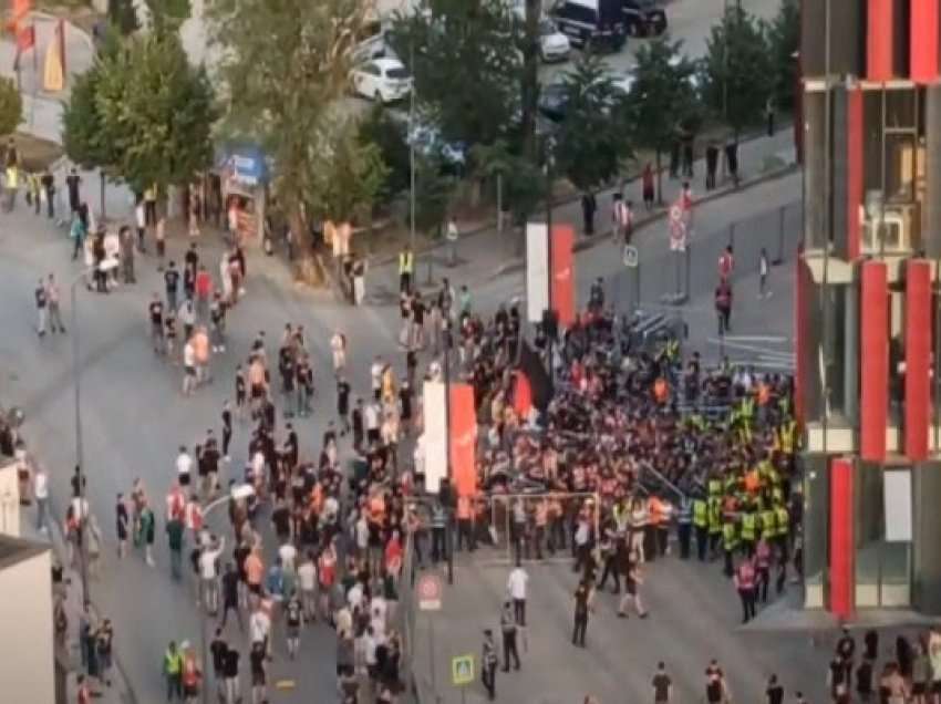 ​Përplasje mes tifozëve dhe policisë në hyrjet e stadiumit