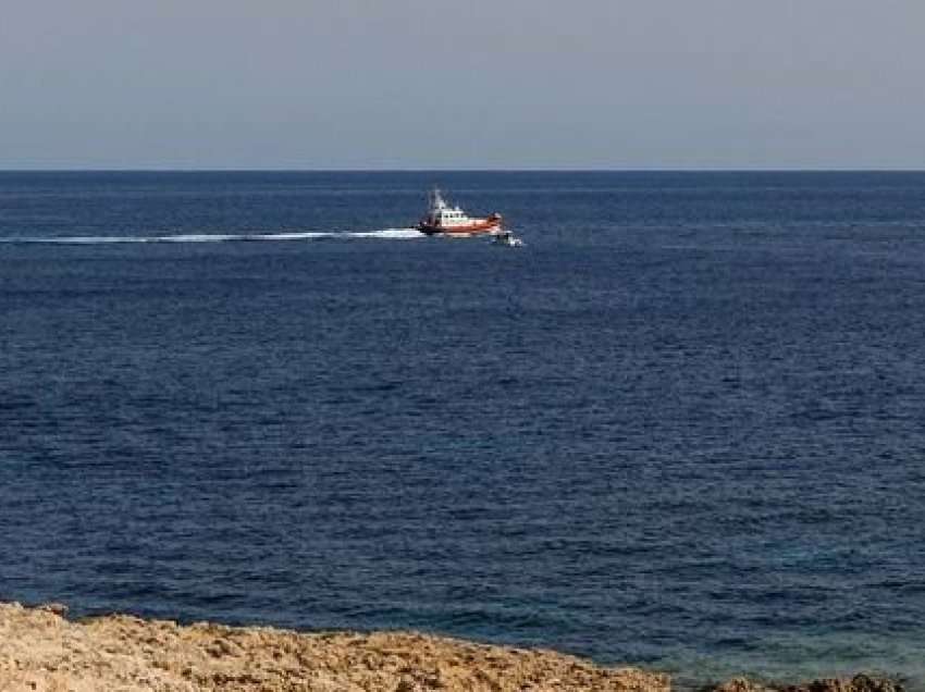 Të paktën 76 të humbur nga mbytja e barkës në brigjet e Tunizisë