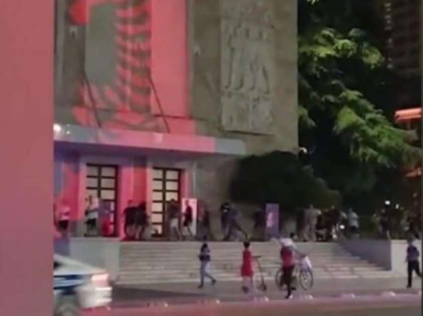 Tifozët e Romës e sulmojnë objektin e kryeministrisë në Tiranë