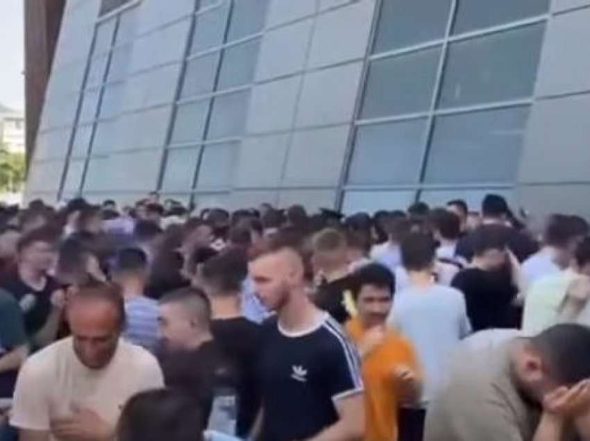 Policia përdori sprej për ta larguar turmën që po blinin bileta për ndeshjen Trepça  -Ylli