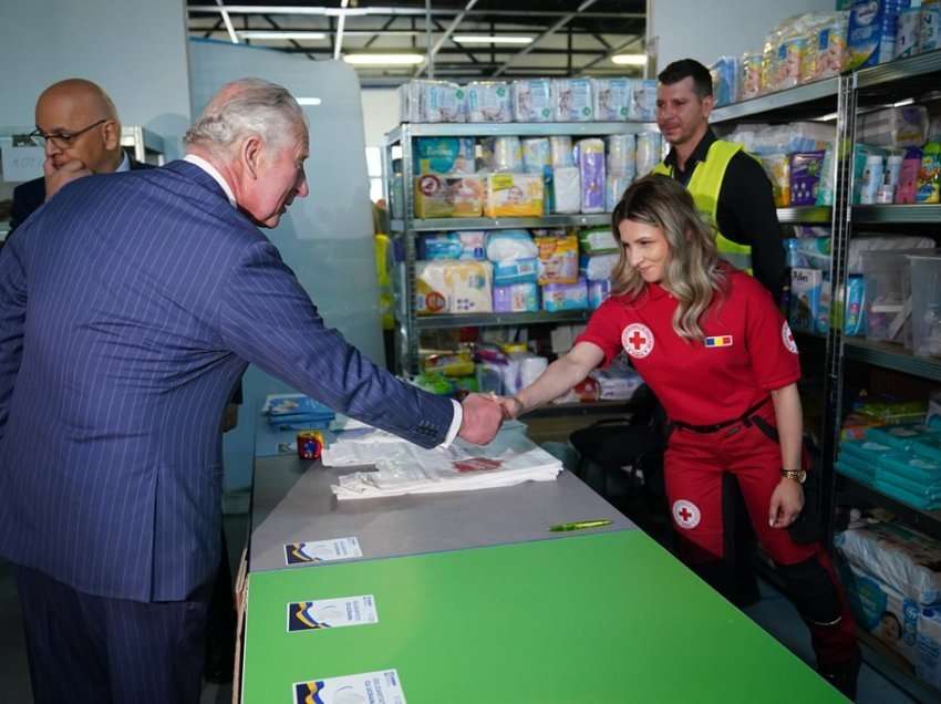 Princi Charles takon refugjatët në Rumani
