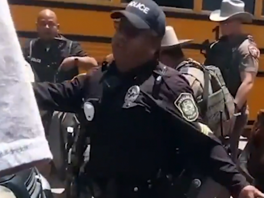 Dalin pamjet prekëse ku prindërit i përgjërohen policisë që të ndërhyjnë gjatë sulmit në Texas