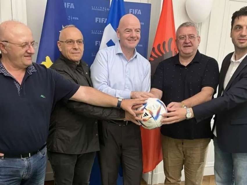 Krerët e FFK-së vizituan zyret e reja të FIFA-s në Paris, u pritën nga Infantino 