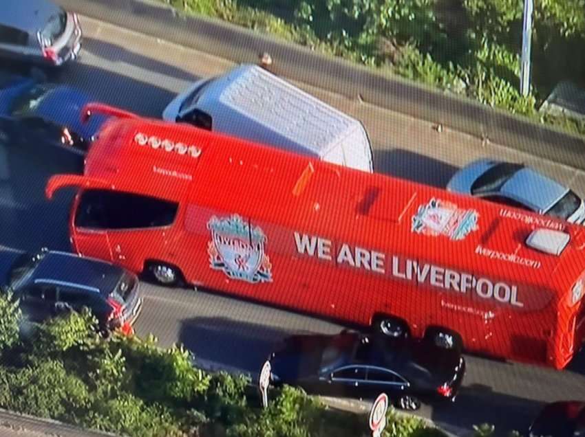 Autobusi i Liverpoolit bllokohet në trafik duke udhëtuar për në finalen