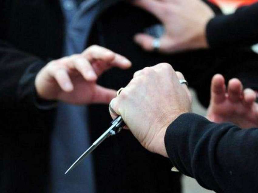 Theret me thikë një person në Prishtinë, arrestohen tre persona