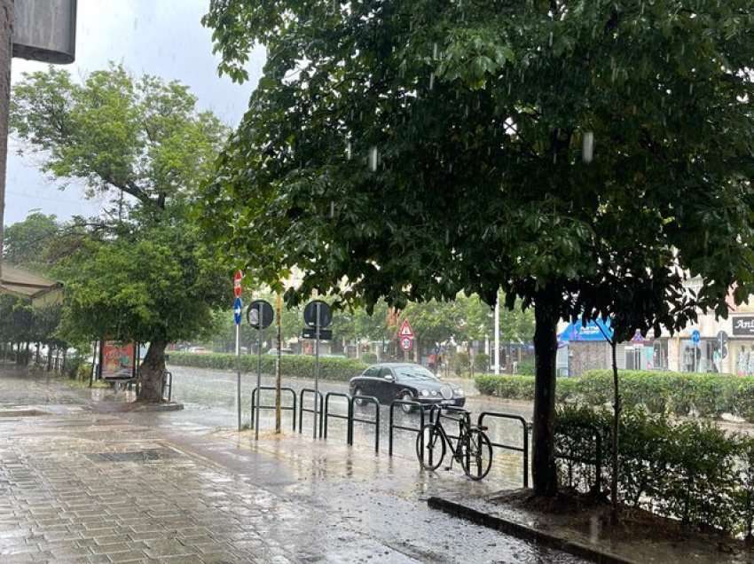 Era e fortë dhe rrebeshet e shiut sjellin probleme në disa qytete, rrëzohen pemë