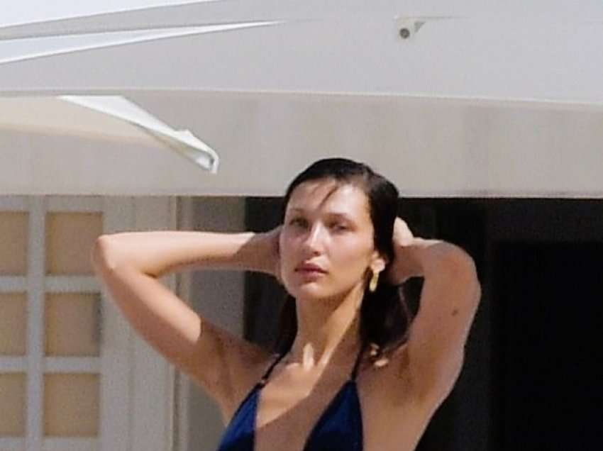 Bella Hadid tregon linjat trupore në një paraqitje me bikini gjatë pushimeve me të dashurin