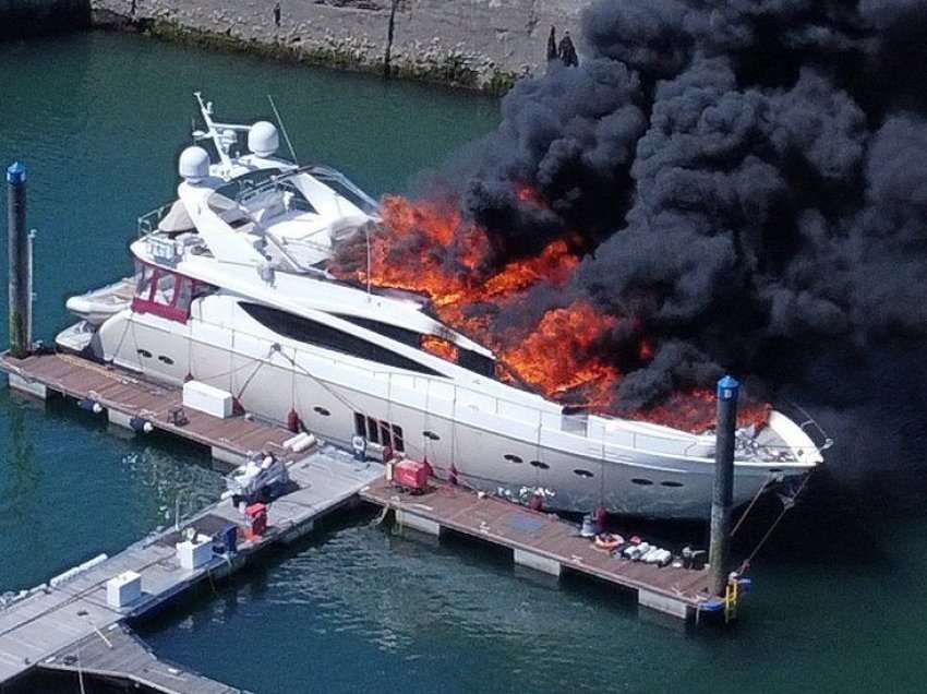 Një jaht luksoz fundoset në portin Toruqay – publikohen pamje pas zjarrit të madh 