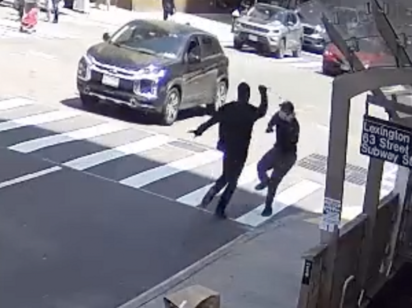 Video tronditëse/ Një person godet me thikë një person tjetër disa herë në shpinë
