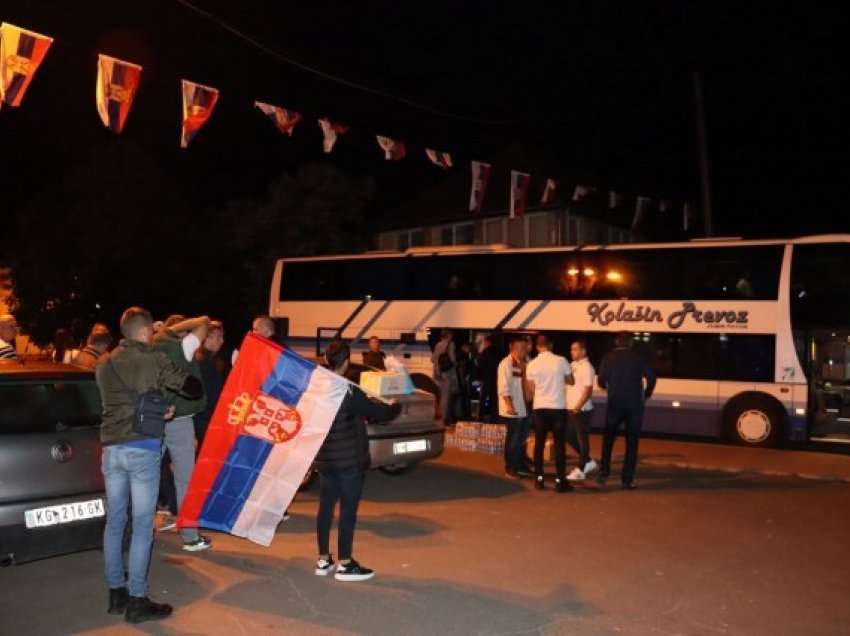 Serbët e Kosovës udhëtuan në Beograd në mbështetje të Vuçiqit në ditën e betimit për mandatin e ri