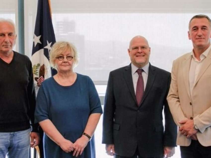 Ambasadori amerikan takon përfaqësuesit e serbëve në Kosovë