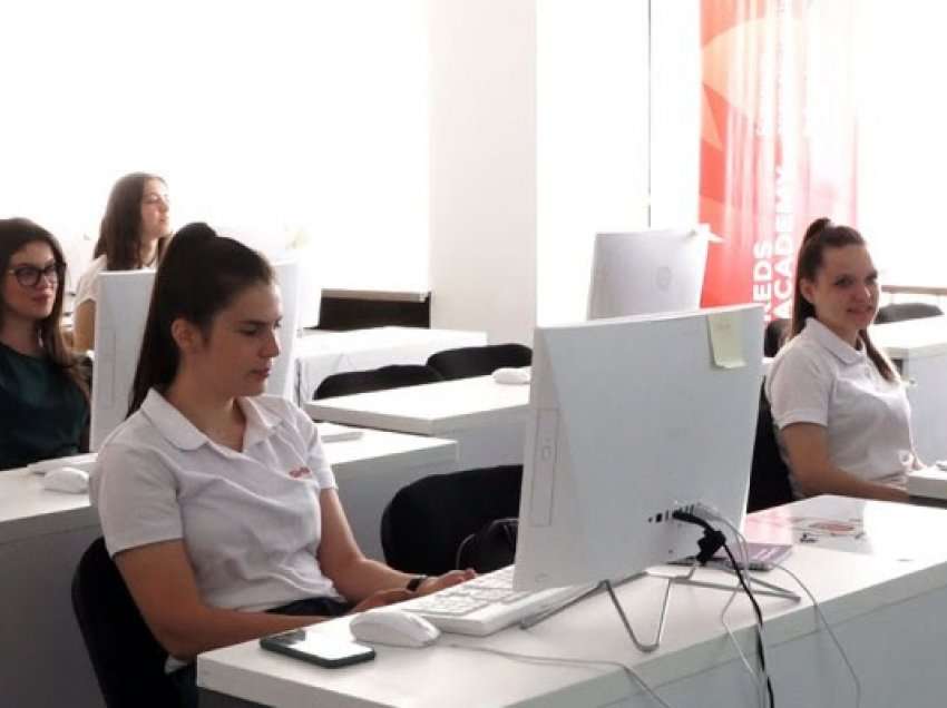 ​“Girls Tech”, 15 maturante po trajnohen në fushën e TIK-ut në KEDS