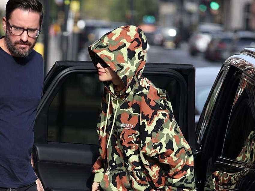 Rita Ora fotografohet e veshur me xhup me dizajn të ushtrisë në Londër