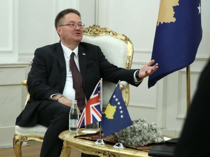 Ambasadori i Britanisë mbron vendimin e Qeverisë për targa
