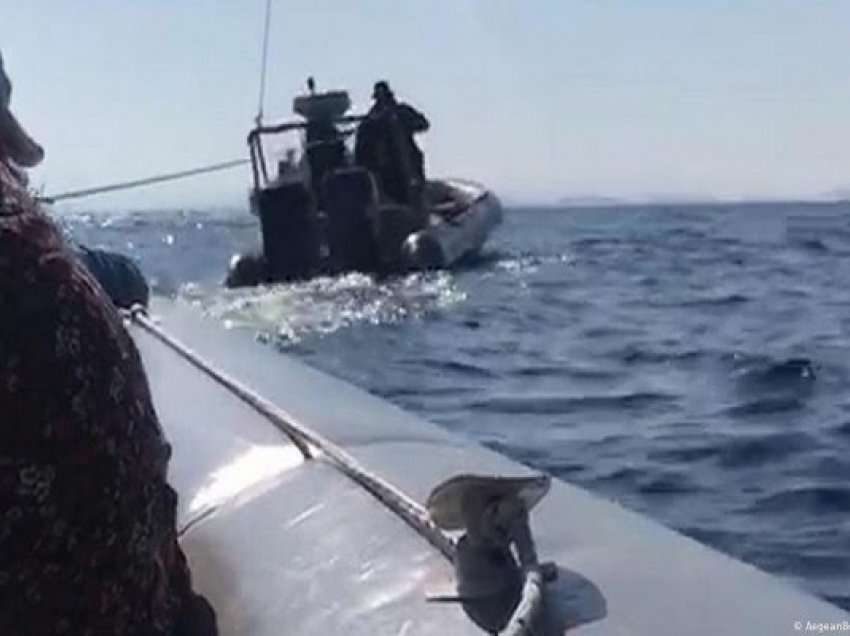 ​11 emigrantë u shpëtuan pasi një varkë u mbyt në detin Egje