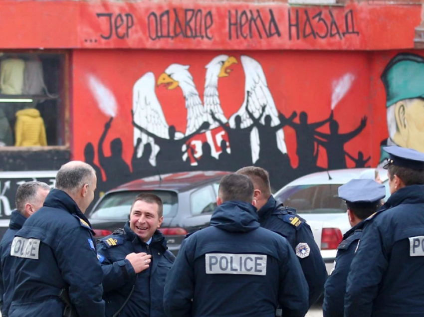VOA: Policët serbë në veriun e Kosovës refuzojnë zbatimin e vendimit për targat e makinave